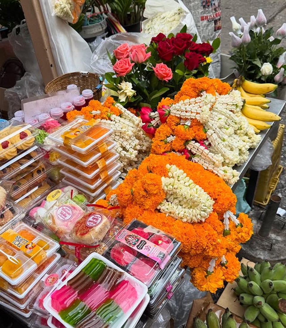 Iris Wullur Tergiur Kue Basah Khas Thailand